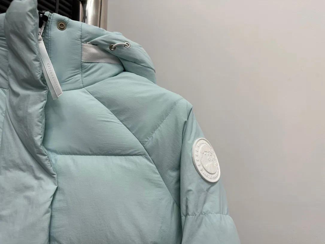 P780 【𝗖𝗔𝗡𝗔𝗗𝗔 𝗚𝗢𝗢𝗦𝗘】Capsule Series Macaron White Label Fabric: Made of soft EnduraLuxe fabric imported from DuPont, CORDURA, USA, which enhances the durability of easy-to-wear parts, is lightweight and durable; the liner is made of 400T anti-velvet gallbladder, which is comfortable, soft and non-velvet. : Equipped with a detachable hood, which can be adjusted in two directions, and is also filled with down, which brings greater softness and wrapping around the head and neck, and is full of warmth. This parka features white trim on the back and sides, and the hardware locks are all original and custom-made to match the muted fabric color. Goose label: The official website’s new series of silicone material labels, non-embroidery labels. Length: Fit hip-length. Size: XS-L